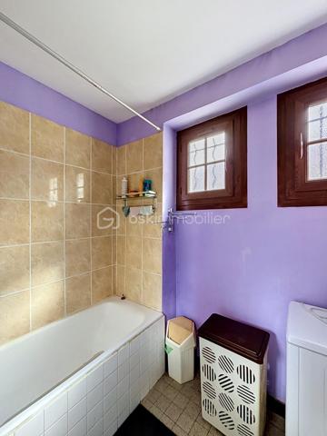 Venez découvrir cette maison de plain-pied d'une surface de 82,13m2 située à Connantre. Au sein de la commune, vous découvrirez des écoles allant de la maternelle au primaire. Pour le collège, il faudra vous rendre à Fère-Champenoise ou à Sézanne, et le lycée le plus proche sera situé à Sézanne. Les transports scolaires desservent la commune. Vous trouverez également des boulangeries, une boucherie, des médecins et autres commerces de proximité. Pour les supermarchés, ils sont situés à Fère-Champenoise ou à Sézanne.

Cette maison de plain-pied vous propose des volumes généreux et se compose comme suit : une entrée desservant un salon/séjour spacieux donnant accès au jardin et à une terrasse, une cuisine indépendante entièrement aménagée, une salle de bain, un WC séparé et 2 chambres généreuses. 

De plus, cette maison vous propose un grenier entièrement aménageable, idéal pour faire parler votre créativité. Le tout sur une parcelle de terrain de 5374 m2 constructible et lotissable.

N'hésitez pas a me contacter pour avoir plus d'information ou effectuer une visite. 

Les honoraires d'agence sont à la charge de l'acquéreur a hauteur de 6000€ ce qui est un avantage pour vous car cela réduira les frais de notaire.
