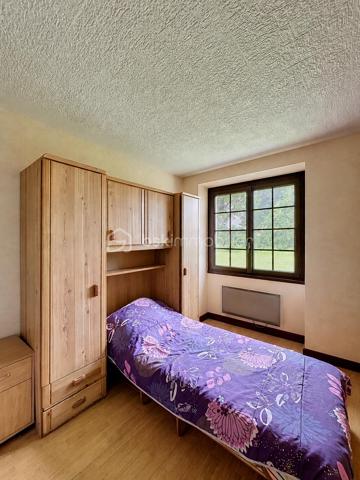 Venez découvrir cette maison de plain-pied d'une surface de 82,13m2 située à Connantre. Au sein de la commune, vous découvrirez des écoles allant de la maternelle au primaire. Pour le collège, il faudra vous rendre à Fère-Champenoise ou à Sézanne, et le lycée le plus proche sera situé à Sézanne. Les transports scolaires desservent la commune. Vous trouverez également des boulangeries, une boucherie, des médecins et autres commerces de proximité. Pour les supermarchés, ils sont situés à Fère-Champenoise ou à Sézanne.

Cette maison de plain-pied vous propose des volumes généreux et se compose comme suit : une entrée desservant un salon/séjour spacieux donnant accès au jardin et à une terrasse, une cuisine indépendante entièrement aménagée, une salle de bain, un WC séparé et 2 chambres généreuses. 

De plus, cette maison vous propose un grenier entièrement aménageable, idéal pour faire parler votre créativité. Le tout sur une parcelle de terrain de 5374 m2 constructible et lotissable.

N'hésitez pas a me contacter pour avoir plus d'information ou effectuer une visite. 

Les honoraires d'agence sont à la charge de l'acquéreur a hauteur de 6000€ ce qui est un avantage pour vous car cela réduira les frais de notaire.