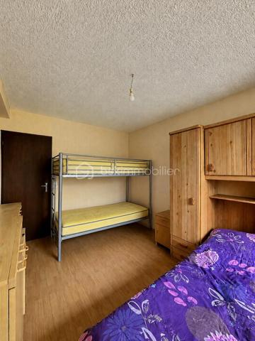 Venez découvrir cette maison de plain-pied d'une surface de 82,13m2 située à Connantre. Au sein de la commune, vous découvrirez des écoles allant de la maternelle au primaire. Pour le collège, il faudra vous rendre à Fère-Champenoise ou à Sézanne, et le lycée le plus proche sera situé à Sézanne. Les transports scolaires desservent la commune. Vous trouverez également des boulangeries, une boucherie, des médecins et autres commerces de proximité. Pour les supermarchés, ils sont situés à Fère-Champenoise ou à Sézanne.

Cette maison de plain-pied vous propose des volumes généreux et se compose comme suit : une entrée desservant un salon/séjour spacieux donnant accès au jardin et à une terrasse, une cuisine indépendante entièrement aménagée, une salle de bain, un WC séparé et 2 chambres généreuses. 

De plus, cette maison vous propose un grenier entièrement aménageable, idéal pour faire parler votre créativité. Le tout sur une parcelle de terrain de 5374 m2 constructible et lotissable.

N'hésitez pas a me contacter pour avoir plus d'information ou effectuer une visite. 

Les honoraires d'agence sont à la charge de l'acquéreur a hauteur de 6000€ ce qui est un avantage pour vous car cela réduira les frais de notaire.