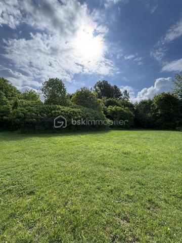 Venez découvrir cette maison de plain-pied d'une surface de 82,13m2 située à Connantre. Au sein de la commune, vous découvrirez des écoles allant de la maternelle au primaire. Pour le collège, il faudra vous rendre à Fère-Champenoise ou à Sézanne, et le lycée le plus proche sera situé à Sézanne. Les transports scolaires desservent la commune. Vous trouverez également des boulangeries, une boucherie, des médecins et autres commerces de proximité. Pour les supermarchés, ils sont situés à Fère-Champenoise ou à Sézanne.

Cette maison de plain-pied vous propose des volumes généreux et se compose comme suit : une entrée desservant un salon/séjour spacieux donnant accès au jardin et à une terrasse, une cuisine indépendante entièrement aménagée, une salle de bain, un WC séparé et 2 chambres généreuses. 

De plus, cette maison vous propose un grenier entièrement aménageable, idéal pour faire parler votre créativité. Le tout sur une parcelle de terrain de 5374 m2 constructible et lotissable.

N'hésitez pas a me contacter pour avoir plus d'information ou effectuer une visite. 

Les honoraires d'agence sont à la charge de l'acquéreur a hauteur de 6000€ ce qui est un avantage pour vous car cela réduira les frais de notaire.