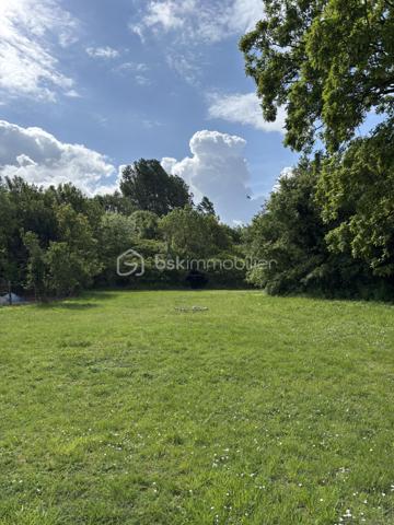 Venez découvrir cette maison de plain-pied d'une surface de 82,13m2 située à Connantre. Au sein de la commune, vous découvrirez des écoles allant de la maternelle au primaire. Pour le collège, il faudra vous rendre à Fère-Champenoise ou à Sézanne, et le lycée le plus proche sera situé à Sézanne. Les transports scolaires desservent la commune. Vous trouverez également des boulangeries, une boucherie, des médecins et autres commerces de proximité. Pour les supermarchés, ils sont situés à Fère-Champenoise ou à Sézanne.

Cette maison de plain-pied vous propose des volumes généreux et se compose comme suit : une entrée desservant un salon/séjour spacieux donnant accès au jardin et à une terrasse, une cuisine indépendante entièrement aménagée, une salle de bain, un WC séparé et 2 chambres généreuses. 

De plus, cette maison vous propose un grenier entièrement aménageable, idéal pour faire parler votre créativité. Le tout sur une parcelle de terrain de 5374 m2 constructible et lotissable.

N'hésitez pas a me contacter pour avoir plus d'information ou effectuer une visite. 

Les honoraires d'agence sont à la charge de l'acquéreur a hauteur de 6000€ ce qui est un avantage pour vous car cela réduira les frais de notaire.