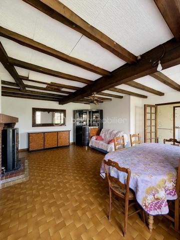 Venez découvrir cette maison de plain-pied d'une surface de 82,13m2 située à Connantre. Au sein de la commune, vous découvrirez des écoles allant de la maternelle au primaire. Pour le collège, il faudra vous rendre à Fère-Champenoise ou à Sézanne, et le lycée le plus proche sera situé à Sézanne. Les transports scolaires desservent la commune. Vous trouverez également des boulangeries, une boucherie, des médecins et autres commerces de proximité. Pour les supermarchés, ils sont situés à Fère-Champenoise ou à Sézanne.

Cette maison de plain-pied vous propose des volumes généreux et se compose comme suit : une entrée desservant un salon/séjour spacieux donnant accès au jardin et à une terrasse, une cuisine indépendante entièrement aménagée, une salle de bain, un WC séparé et 2 chambres généreuses. 

De plus, cette maison vous propose un grenier entièrement aménageable, idéal pour faire parler votre créativité. Le tout sur une parcelle de terrain de 5374 m2 constructible et lotissable.

N'hésitez pas a me contacter pour avoir plus d'information ou effectuer une visite. 

Les honoraires d'agence sont à la charge de l'acquéreur a hauteur de 6000€ ce qui est un avantage pour vous car cela réduira les frais de notaire.