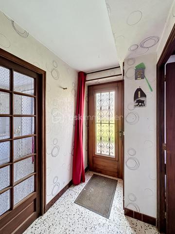 Venez découvrir cette maison de plain-pied d'une surface de 82,13m2 située à Connantre. Au sein de la commune, vous découvrirez des écoles allant de la maternelle au primaire. Pour le collège, il faudra vous rendre à Fère-Champenoise ou à Sézanne, et le lycée le plus proche sera situé à Sézanne. Les transports scolaires desservent la commune. Vous trouverez également des boulangeries, une boucherie, des médecins et autres commerces de proximité. Pour les supermarchés, ils sont situés à Fère-Champenoise ou à Sézanne.

Cette maison de plain-pied vous propose des volumes généreux et se compose comme suit : une entrée desservant un salon/séjour spacieux donnant accès au jardin et à une terrasse, une cuisine indépendante entièrement aménagée, une salle de bain, un WC séparé et 2 chambres généreuses. 

De plus, cette maison vous propose un grenier entièrement aménageable, idéal pour faire parler votre créativité. Le tout sur une parcelle de terrain de 5374 m2 constructible et lotissable.

N'hésitez pas a me contacter pour avoir plus d'information ou effectuer une visite. 

Les honoraires d'agence sont à la charge de l'acquéreur a hauteur de 6000€ ce qui est un avantage pour vous car cela réduira les frais de notaire.