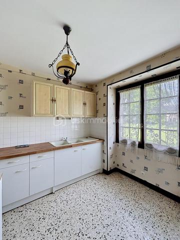 Venez découvrir cette maison de plain-pied d'une surface de 82,13m2 située à Connantre. Au sein de la commune, vous découvrirez des écoles allant de la maternelle au primaire. Pour le collège, il faudra vous rendre à Fère-Champenoise ou à Sézanne, et le lycée le plus proche sera situé à Sézanne. Les transports scolaires desservent la commune. Vous trouverez également des boulangeries, une boucherie, des médecins et autres commerces de proximité. Pour les supermarchés, ils sont situés à Fère-Champenoise ou à Sézanne.

Cette maison de plain-pied vous propose des volumes généreux et se compose comme suit : une entrée desservant un salon/séjour spacieux donnant accès au jardin et à une terrasse, une cuisine indépendante entièrement aménagée, une salle de bain, un WC séparé et 2 chambres généreuses. 

De plus, cette maison vous propose un grenier entièrement aménageable, idéal pour faire parler votre créativité. Le tout sur une parcelle de terrain de 5374 m2 constructible et lotissable.

N'hésitez pas a me contacter pour avoir plus d'information ou effectuer une visite. 

Les honoraires d'agence sont à la charge de l'acquéreur a hauteur de 6000€ ce qui est un avantage pour vous car cela réduira les frais de notaire.