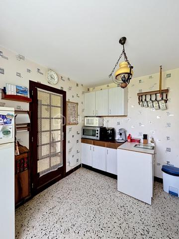 Venez découvrir cette maison de plain-pied d'une surface de 82,13m2 située à Connantre. Au sein de la commune, vous découvrirez des écoles allant de la maternelle au primaire. Pour le collège, il faudra vous rendre à Fère-Champenoise ou à Sézanne, et le lycée le plus proche sera situé à Sézanne. Les transports scolaires desservent la commune. Vous trouverez également des boulangeries, une boucherie, des médecins et autres commerces de proximité. Pour les supermarchés, ils sont situés à Fère-Champenoise ou à Sézanne.

Cette maison de plain-pied vous propose des volumes généreux et se compose comme suit : une entrée desservant un salon/séjour spacieux donnant accès au jardin et à une terrasse, une cuisine indépendante entièrement aménagée, une salle de bain, un WC séparé et 2 chambres généreuses. 

De plus, cette maison vous propose un grenier entièrement aménageable, idéal pour faire parler votre créativité. Le tout sur une parcelle de terrain de 5374 m2 constructible et lotissable.

N'hésitez pas a me contacter pour avoir plus d'information ou effectuer une visite. 

Les honoraires d'agence sont à la charge de l'acquéreur a hauteur de 6000€ ce qui est un avantage pour vous car cela réduira les frais de notaire.