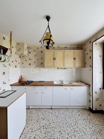Venez découvrir cette maison de plain-pied d'une surface de 82,13m2 située à Connantre. Au sein de la commune, vous découvrirez des écoles allant de la maternelle au primaire. Pour le collège, il faudra vous rendre à Fère-Champenoise ou à Sézanne, et le lycée le plus proche sera situé à Sézanne. Les transports scolaires desservent la commune. Vous trouverez également des boulangeries, une boucherie, des médecins et autres commerces de proximité. Pour les supermarchés, ils sont situés à Fère-Champenoise ou à Sézanne.

Cette maison de plain-pied vous propose des volumes généreux et se compose comme suit : une entrée desservant un salon/séjour spacieux donnant accès au jardin et à une terrasse, une cuisine indépendante entièrement aménagée, une salle de bain, un WC séparé et 2 chambres généreuses. 

De plus, cette maison vous propose un grenier entièrement aménageable, idéal pour faire parler votre créativité. Le tout sur une parcelle de terrain de 5374 m2 constructible et lotissable.

N'hésitez pas a me contacter pour avoir plus d'information ou effectuer une visite. 

Les honoraires d'agence sont à la charge de l'acquéreur a hauteur de 6000€ ce qui est un avantage pour vous car cela réduira les frais de notaire.