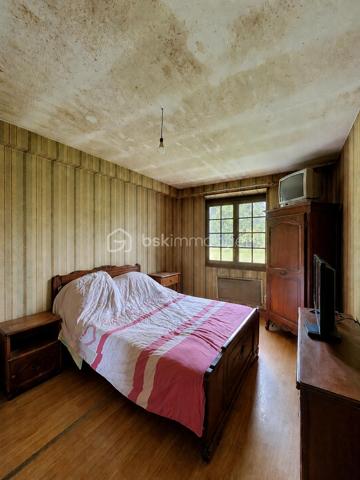 Venez découvrir cette maison de plain-pied d'une surface de 82,13m2 située à Connantre. Au sein de la commune, vous découvrirez des écoles allant de la maternelle au primaire. Pour le collège, il faudra vous rendre à Fère-Champenoise ou à Sézanne, et le lycée le plus proche sera situé à Sézanne. Les transports scolaires desservent la commune. Vous trouverez également des boulangeries, une boucherie, des médecins et autres commerces de proximité. Pour les supermarchés, ils sont situés à Fère-Champenoise ou à Sézanne.

Cette maison de plain-pied vous propose des volumes généreux et se compose comme suit : une entrée desservant un salon/séjour spacieux donnant accès au jardin et à une terrasse, une cuisine indépendante entièrement aménagée, une salle de bain, un WC séparé et 2 chambres généreuses. 

De plus, cette maison vous propose un grenier entièrement aménageable, idéal pour faire parler votre créativité. Le tout sur une parcelle de terrain de 5374 m2 constructible et lotissable.

N'hésitez pas a me contacter pour avoir plus d'information ou effectuer une visite. 

Les honoraires d'agence sont à la charge de l'acquéreur a hauteur de 6000€ ce qui est un avantage pour vous car cela réduira les frais de notaire.