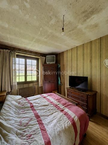 Venez découvrir cette maison de plain-pied d'une surface de 82,13m2 située à Connantre. Au sein de la commune, vous découvrirez des écoles allant de la maternelle au primaire. Pour le collège, il faudra vous rendre à Fère-Champenoise ou à Sézanne, et le lycée le plus proche sera situé à Sézanne. Les transports scolaires desservent la commune. Vous trouverez également des boulangeries, une boucherie, des médecins et autres commerces de proximité. Pour les supermarchés, ils sont situés à Fère-Champenoise ou à Sézanne.

Cette maison de plain-pied vous propose des volumes généreux et se compose comme suit : une entrée desservant un salon/séjour spacieux donnant accès au jardin et à une terrasse, une cuisine indépendante entièrement aménagée, une salle de bain, un WC séparé et 2 chambres généreuses. 

De plus, cette maison vous propose un grenier entièrement aménageable, idéal pour faire parler votre créativité. Le tout sur une parcelle de terrain de 5374 m2 constructible et lotissable.

N'hésitez pas a me contacter pour avoir plus d'information ou effectuer une visite. 

Les honoraires d'agence sont à la charge de l'acquéreur a hauteur de 6000€ ce qui est un avantage pour vous car cela réduira les frais de notaire.