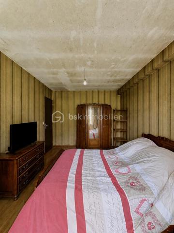 Venez découvrir cette maison de plain-pied d'une surface de 82,13m2 située à Connantre. Au sein de la commune, vous découvrirez des écoles allant de la maternelle au primaire. Pour le collège, il faudra vous rendre à Fère-Champenoise ou à Sézanne, et le lycée le plus proche sera situé à Sézanne. Les transports scolaires desservent la commune. Vous trouverez également des boulangeries, une boucherie, des médecins et autres commerces de proximité. Pour les supermarchés, ils sont situés à Fère-Champenoise ou à Sézanne.

Cette maison de plain-pied vous propose des volumes généreux et se compose comme suit : une entrée desservant un salon/séjour spacieux donnant accès au jardin et à une terrasse, une cuisine indépendante entièrement aménagée, une salle de bain, un WC séparé et 2 chambres généreuses. 

De plus, cette maison vous propose un grenier entièrement aménageable, idéal pour faire parler votre créativité. Le tout sur une parcelle de terrain de 5374 m2 constructible et lotissable.

N'hésitez pas a me contacter pour avoir plus d'information ou effectuer une visite. 

Les honoraires d'agence sont à la charge de l'acquéreur a hauteur de 6000€ ce qui est un avantage pour vous car cela réduira les frais de notaire.
