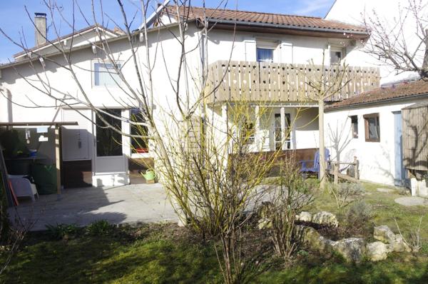 Maison à vendre à Vic Fezensac 32190 , 6 pièces, 2/3 chambres, jardin exposition Sud /Est, puits, garage et parking.