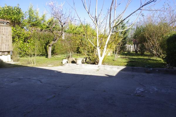 Maison à vendre à Vic Fezensac 32190 , 6 pièces, 2/3 chambres, jardin exposition Sud /Est, puits, garage et parking.