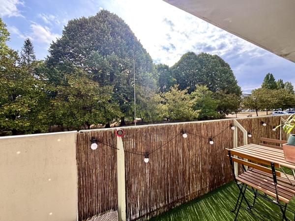 Appartement de 47m2 avec balcon, cave & garage.
