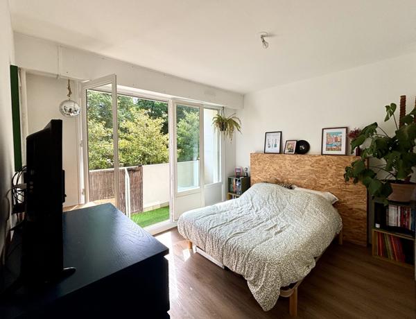 Appartement de 47m2 avec balcon, cave & garage.