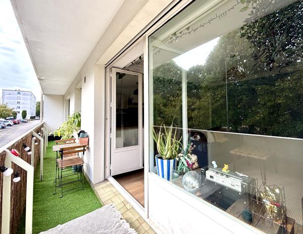 Appartement de 47m2 avec balcon, cave & garage.
