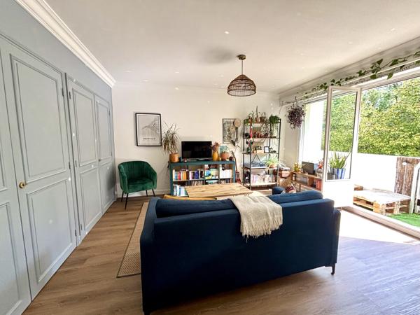 Appartement de 47m2 avec balcon, cave & garage.