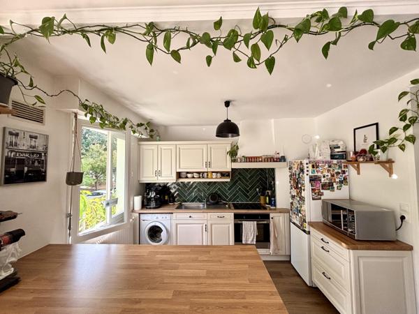 Appartement de 47m2 avec balcon, cave & garage.