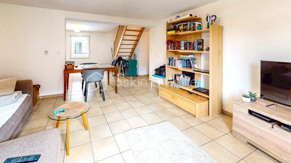 Opportunité rare pour investisseurs et/ou promoteurs : terrain constructible et immeuble de rapport vendus exclusivement en un seul lot.

Le bien présente un fort potentiel de valorisation grâce aux possibilités de construction et de développements complémentaires. 

Points forts :
•	Revenus locatifs immédiats
•	Un jardin, dont une belle partie d'environ 800 m2 reste constructible 
•	Immeuble de rapport composé de trois logements tous loués  
•	( F3 / F3 duplex / F2 duplex ) développant une surface habitable de 172 m²
•	Bonne situation géographique et accès aux commodités.

Concernant les trois appartements :
-	Cuisine équipée  
-	Chauffage au sol 
-	Compteur individuel  
-	Aucun travaux n’est à prévoir

Édifié sur un terrain clos et arboré de 1 255 m², cet ensemble immobilier bénéficie d’un environnement agréable et propose des prestations recherchées.

L’extérieur :
•	Une cour intérieure intimiste
•	Des places de stationnement privatives et un garage à vélo

Alliant cachet, rentabilité et potentiel, ce bien rare sur le secteur constitue une opportunité idéale pour un investissement patrimonial.

Les charges sont extrêmement faibles, la taxe foncière est de 1126 €