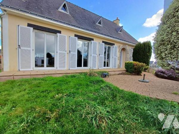 Maison proche des plages avec grand terrain.

A moins de 1 km des plages, découvrez cette cha...