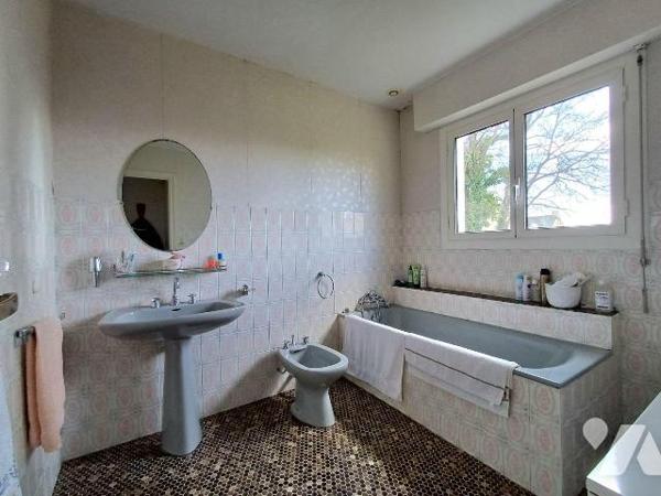 Maison proche des plages avec grand terrain.

A moins de 1 km des plages, découvrez cette cha...