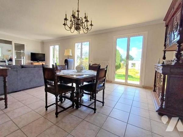 Maison proche des plages avec grand terrain.

A moins de 1 km des plages, découvrez cette cha...