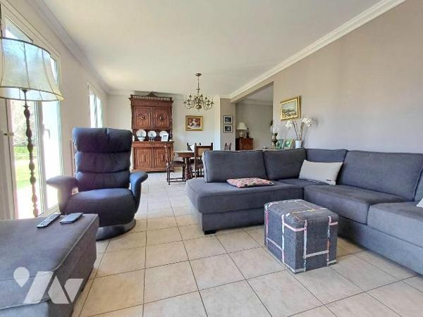 Maison proche des plages avec grand terrain.

A moins de 1 km des plages, découvrez cette cha...