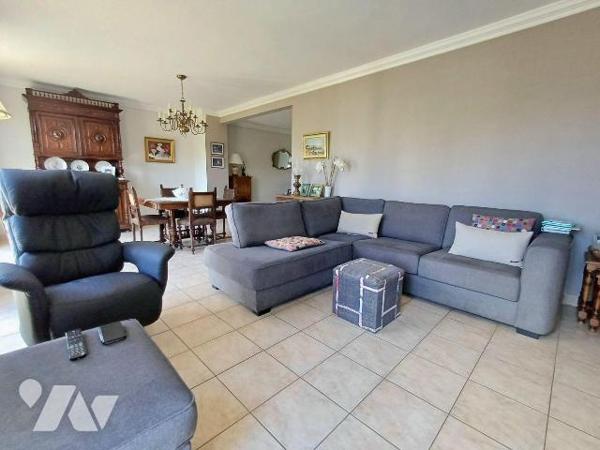 Maison proche des plages avec grand terrain.

A moins de 1 km des plages, découvrez cette cha...