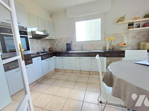 Maison proche des plages avec grand terrain.

A moins de 1 km des plages, découvrez cette cha...