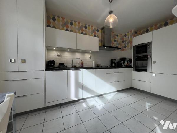 Appartement type T4, d'environ 98 m2 avec balcon exposé sud.