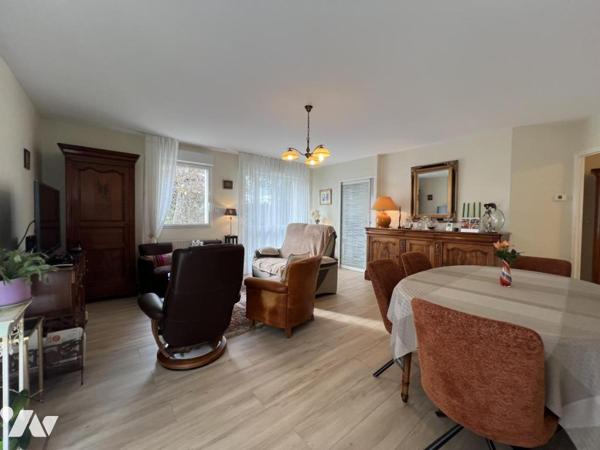 Appartement type T4, d'environ 98 m2 avec balcon exposé sud.