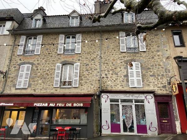 AURILLAC, dans un immeuble en copropriété, au 2ème étage sans ascenseur, appartement comprenant...