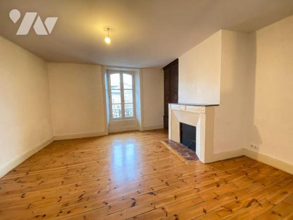 AURILLAC, dans un immeuble en copropriété, au 2ème étage sans ascenseur, appartement comprenant...