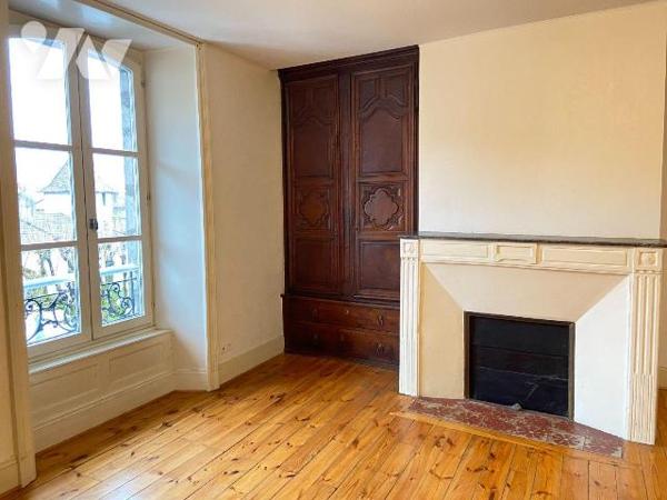 AURILLAC, dans un immeuble en copropriété, au 2ème étage sans ascenseur, appartement comprenant...