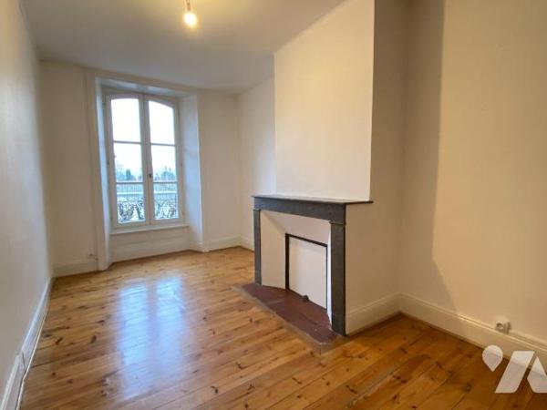 AURILLAC, dans un immeuble en copropriété, au 2ème étage sans ascenseur, appartement comprenant...