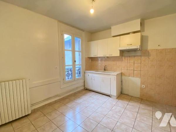 AURILLAC, dans un immeuble en copropriété, au 2ème étage sans ascenseur, appartement comprenant...