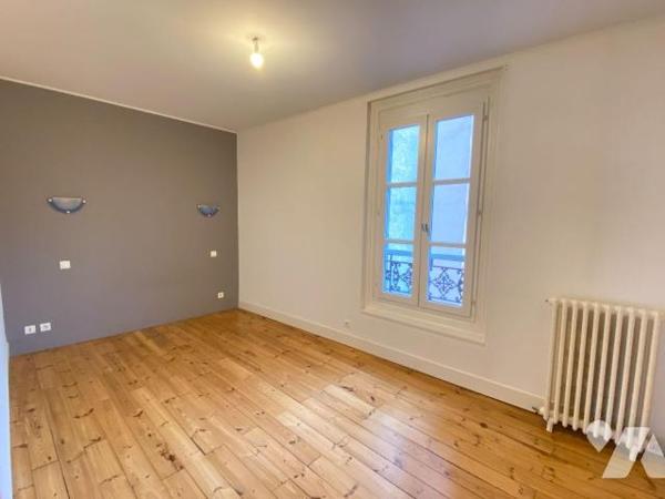 AURILLAC, dans un immeuble en copropriété, au 2ème étage sans ascenseur, appartement comprenant...