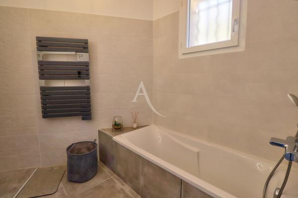 VILLA LUMINEUSE AVEC VUE IMPRENABLE PISCINE GARAGE A GREOUX LES BAINS
