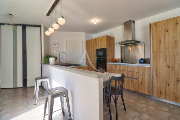 VILLA LUMINEUSE AVEC VUE IMPRENABLE PISCINE GARAGE A GREOUX LES BAINS