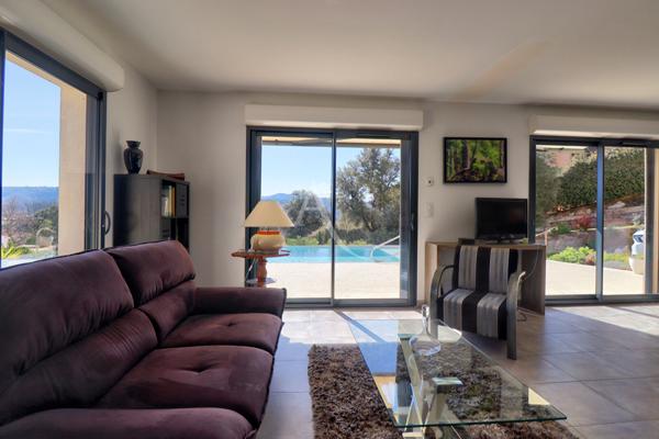 VILLA LUMINEUSE AVEC VUE IMPRENABLE PISCINE GARAGE A GREOUX LES BAINS