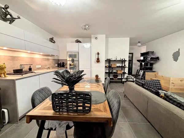 Vente                                                      Appartement
                        
                     3 pièces                      94 m2                     à Ajaccio