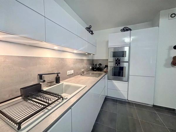 Vente                                                      Appartement
                        
                     3 pièces                      94 m2                     à Ajaccio