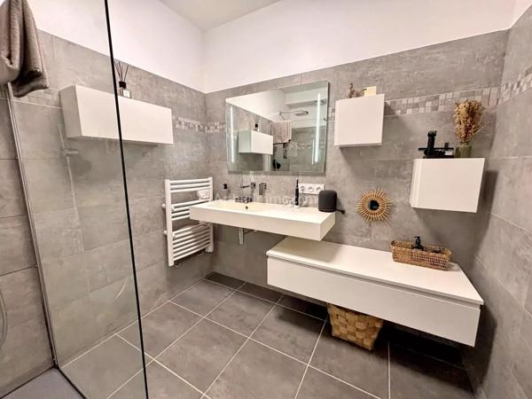 Vente                                                      Appartement
                        
                     3 pièces                      94 m2                     à Ajaccio