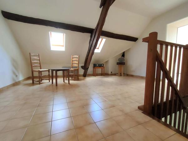 Maison aux beaux volumes, 3 chambres, garage double, cour fermée