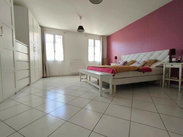 Maison aux beaux volumes, 3 chambres, garage double, cour fermée