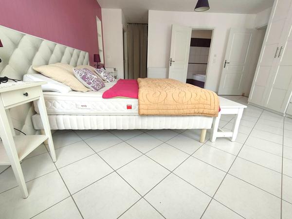 Maison aux beaux volumes, 3 chambres, garage double, cour fermée