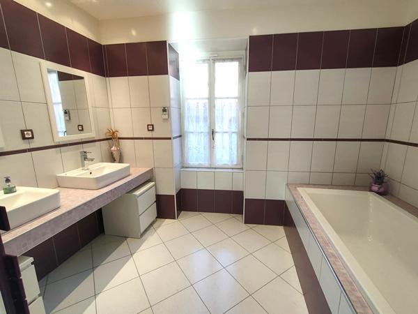 Maison aux beaux volumes, 3 chambres, garage double, cour fermée