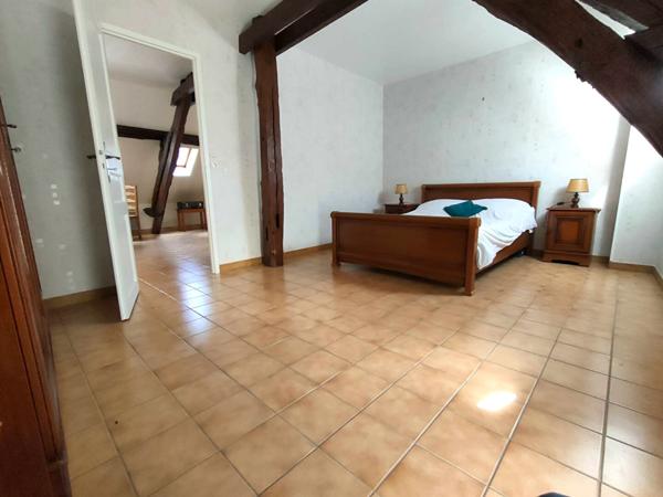 Maison aux beaux volumes, 3 chambres, garage double, cour fermée