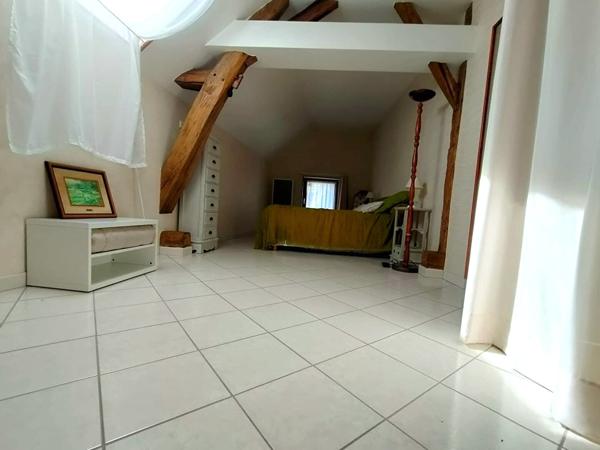 Maison aux beaux volumes, 3 chambres, garage double, cour fermée