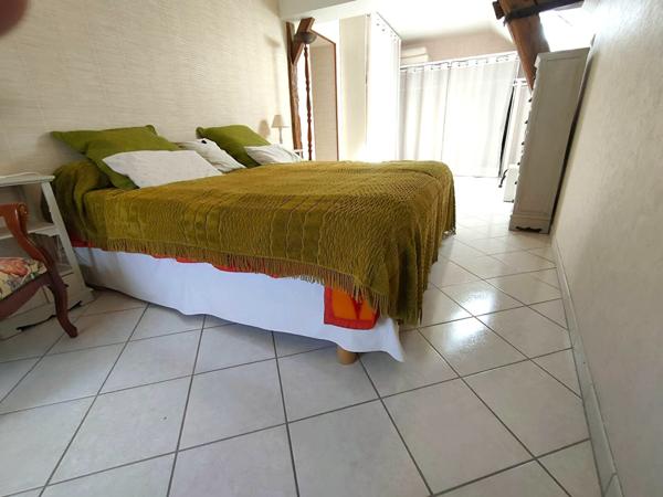 Maison aux beaux volumes, 3 chambres, garage double, cour fermée