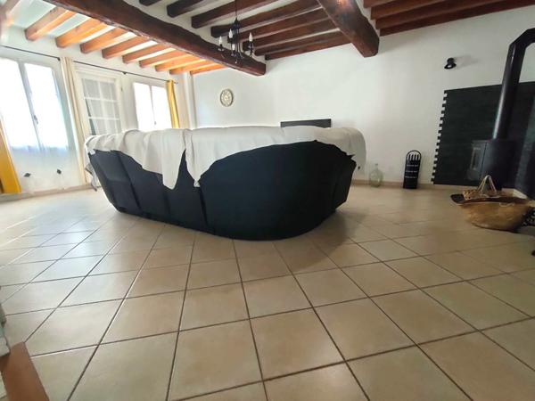 Maison aux beaux volumes, 3 chambres, garage double, cour fermée