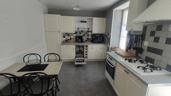 Maison aux beaux volumes, 3 chambres, garage double, cour fermée